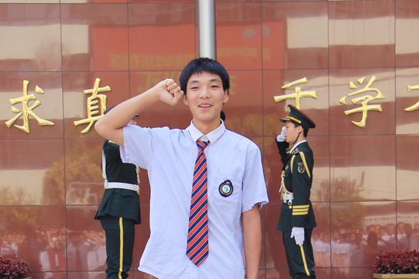 4柴国奥同学带领全体师生宣誓